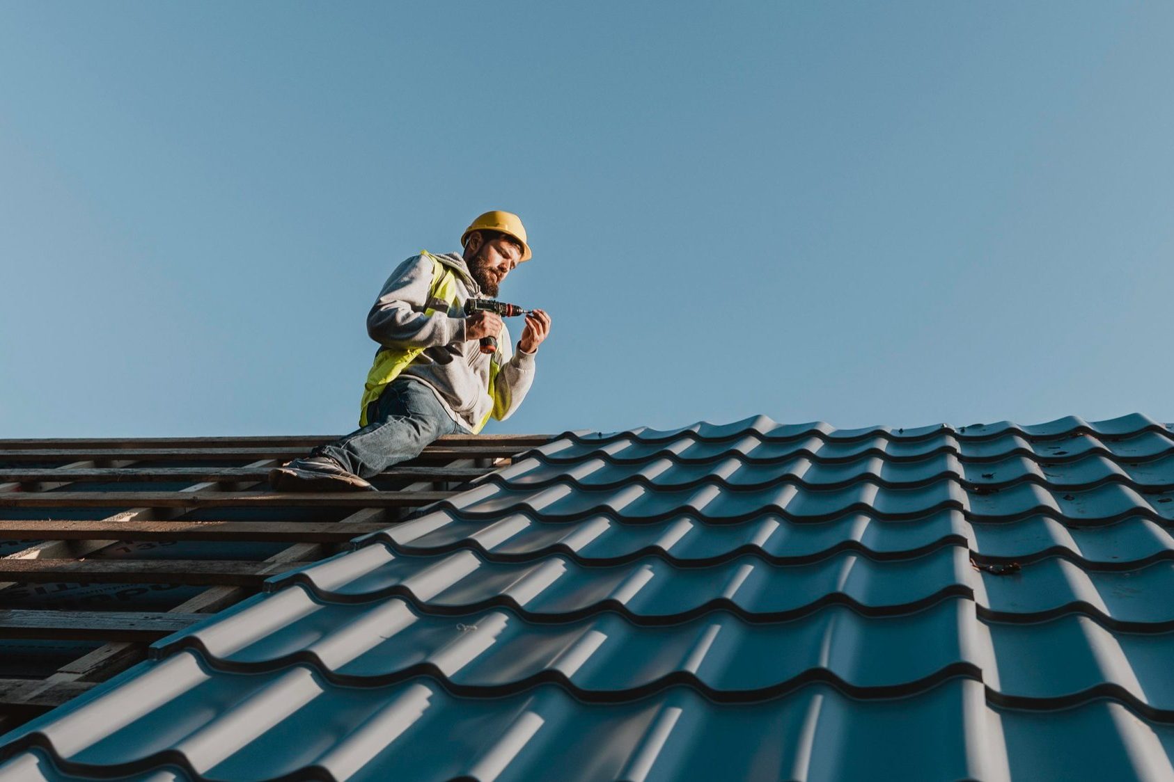 long-shot-man-working-roof